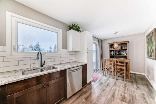 238 Berwick Drive Nw, Calgary, AB - Indoor Photo Showing Kitchen