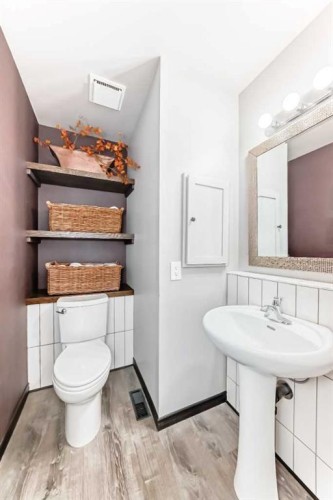 238 Berwick Drive Nw, Calgary, AB - Indoor Photo Showing Bathroom