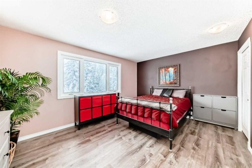238 Berwick Drive Nw, Calgary, AB - Indoor Photo Showing Bedroom
