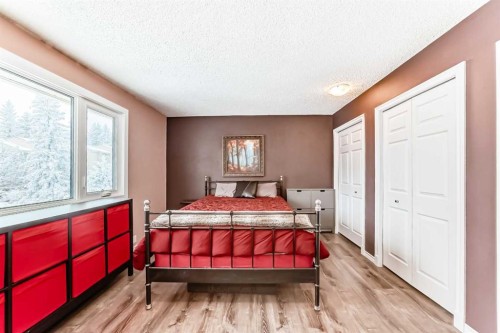 238 Berwick Drive Nw, Calgary, AB - Indoor Photo Showing Bedroom