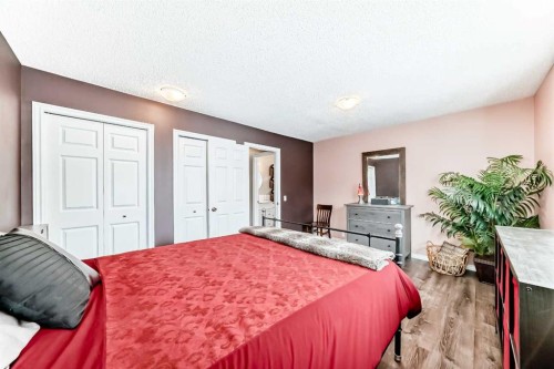 238 Berwick Drive Nw, Calgary, AB - Indoor Photo Showing Bedroom