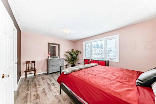 238 Berwick Drive Nw, Calgary, AB - Indoor Photo Showing Bedroom