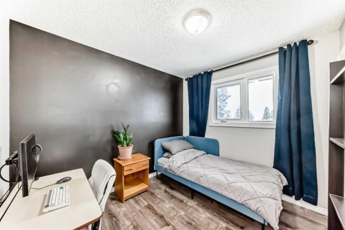 238 Berwick Drive Nw, Calgary, AB - Indoor Photo Showing Bedroom