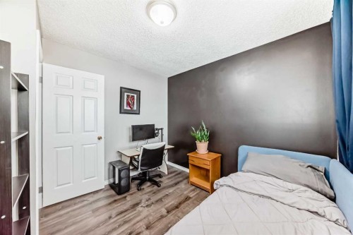 238 Berwick Drive Nw, Calgary, AB - Indoor Photo Showing Bedroom
