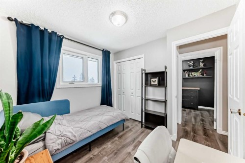 238 Berwick Drive Nw, Calgary, AB - Indoor Photo Showing Bedroom