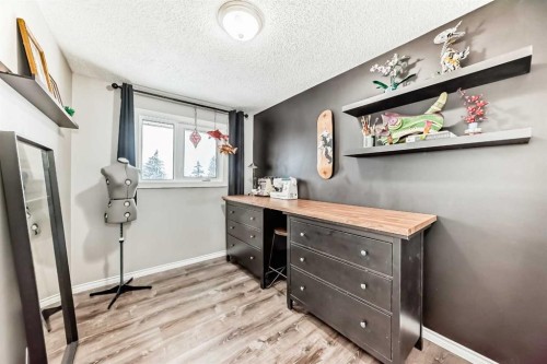 238 Berwick Drive Nw, Calgary, AB - Indoor Photo Showing Other Room