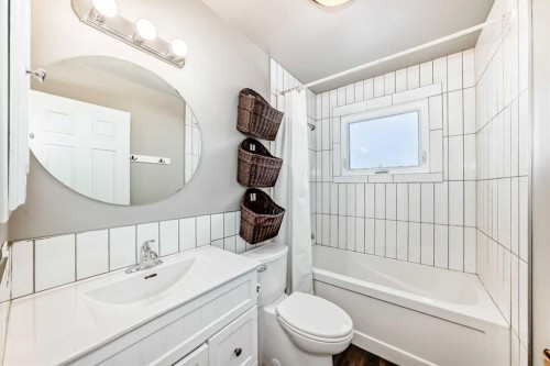 238 Berwick Drive Nw, Calgary, AB - Indoor Photo Showing Bathroom