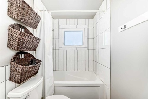 238 Berwick Drive Nw, Calgary, AB - Indoor Photo Showing Bathroom