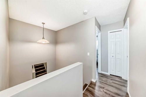 238 Berwick Drive Nw, Calgary, AB - Indoor Photo Showing Other Room