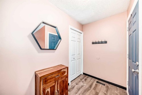 238 Berwick Drive Nw, Calgary, AB - Indoor Photo Showing Other Room