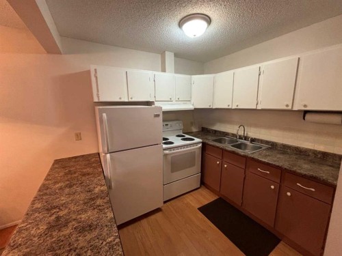 511-200 Brookpark Drive Sw, Calgary, AB - Indoor Photo Showing Kitchen With Double Sink