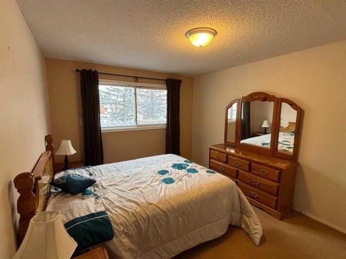 511-200 Brookpark Drive Sw, Calgary, AB - Indoor Photo Showing Bedroom