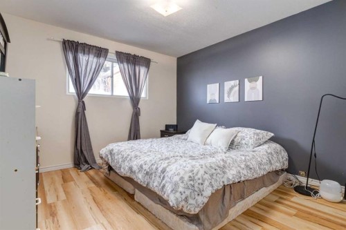 744 Hunterston Crescent Nw, Calgary, AB - Indoor Photo Showing Bedroom