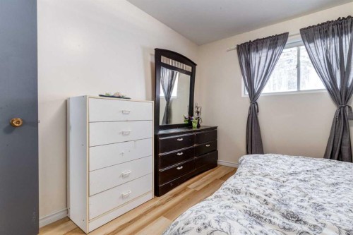 744 Hunterston Crescent Nw, Calgary, AB - Indoor Photo Showing Bedroom