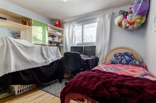 744 Hunterston Crescent Nw, Calgary, AB - Indoor Photo Showing Bedroom