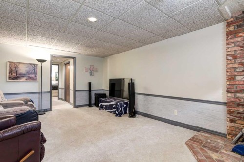 744 Hunterston Crescent Nw, Calgary, AB - Indoor