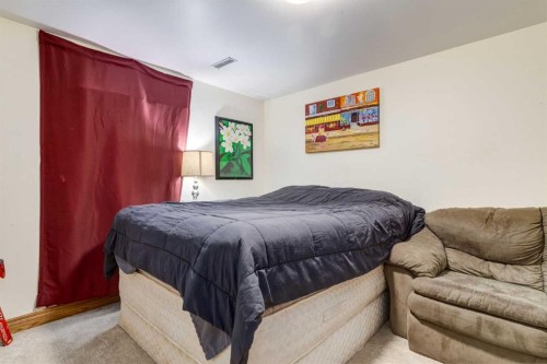 744 Hunterston Crescent Nw, Calgary, AB - Indoor Photo Showing Bedroom
