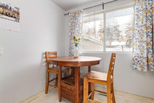 744 Hunterston Crescent Nw, Calgary, AB - Indoor Photo Showing Dining Room