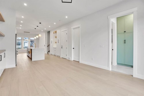 8528 47 Avenue Nw, Calgary, AB - Indoor Photo Showing Other Room