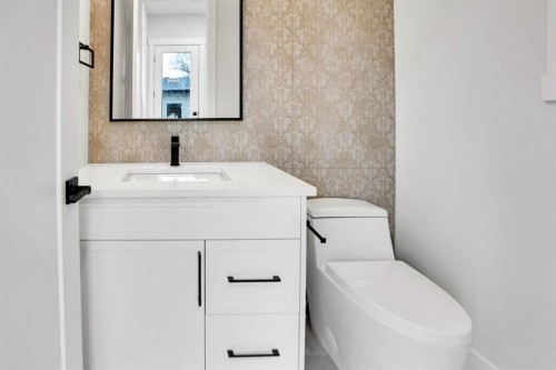 8528 47 Avenue Nw, Calgary, AB - Indoor Photo Showing Bathroom