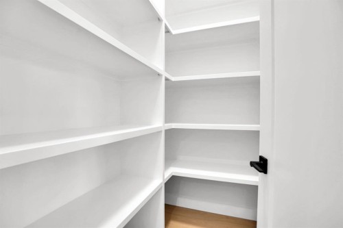 8528 47 Avenue Nw, Calgary, AB - Indoor With Storage