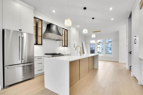 8528 47 Avenue Nw, Calgary, AB - Indoor Photo Showing Kitchen With Stainless Steel Kitchen With Upgraded Kitchen