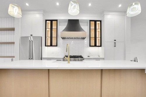 8528 47 Avenue Nw, Calgary, AB - Indoor Photo Showing Kitchen