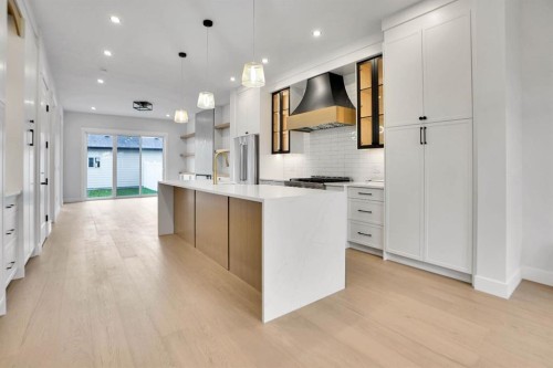 8528 47 Avenue Nw, Calgary, AB - Indoor Photo Showing Kitchen With Upgraded Kitchen