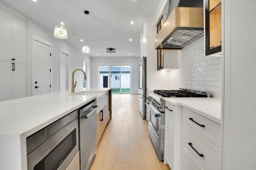 8528 47 Avenue Nw, Calgary, AB - Indoor Photo Showing Kitchen With Upgraded Kitchen