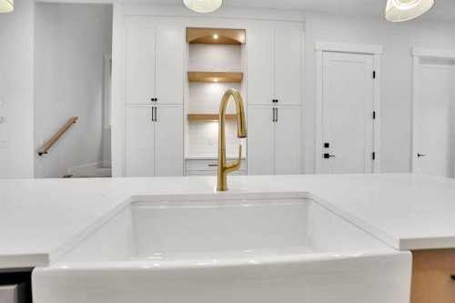 8528 47 Avenue Nw, Calgary, AB - Indoor Photo Showing Bathroom