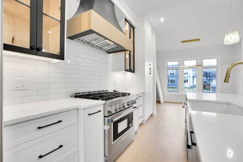 8528 47 Avenue Nw, Calgary, AB - Indoor Photo Showing Kitchen With Upgraded Kitchen