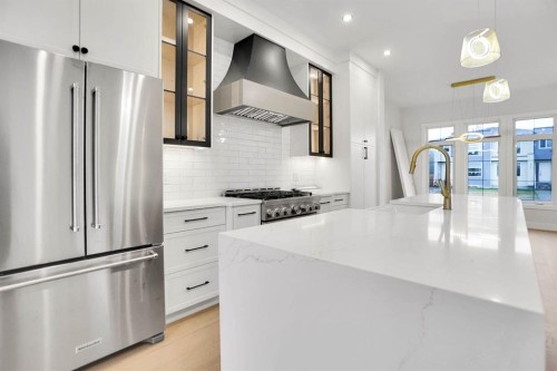 8528 47 Avenue Nw, Calgary, AB - Indoor Photo Showing Kitchen With Stainless Steel Kitchen With Upgraded Kitchen