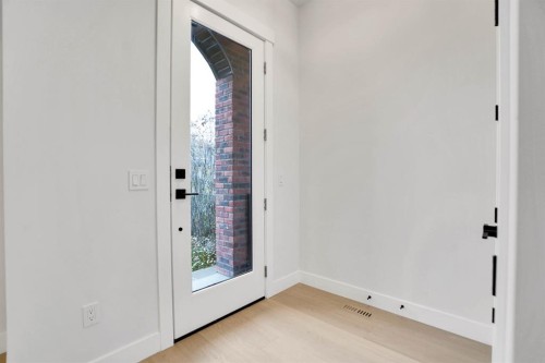 8528 47 Avenue Nw, Calgary, AB - Indoor Photo Showing Other Room