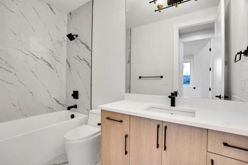 8528 47 Avenue Nw, Calgary, AB - Indoor Photo Showing Bathroom