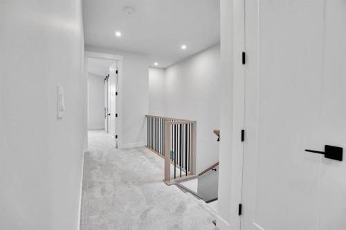 8528 47 Avenue Nw, Calgary, AB - Indoor Photo Showing Other Room