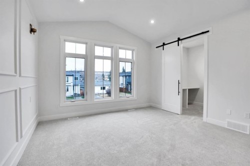 8528 47 Avenue Nw, Calgary, AB - Indoor Photo Showing Other Room