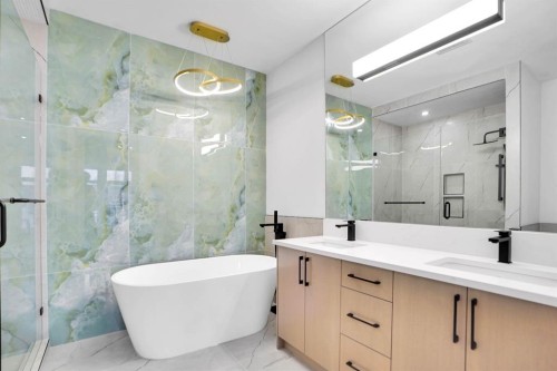 8528 47 Avenue Nw, Calgary, AB - Indoor Photo Showing Bathroom