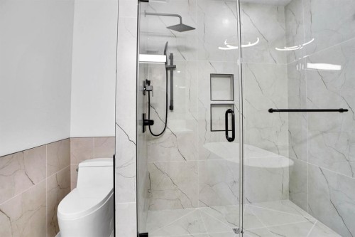 8528 47 Avenue Nw, Calgary, AB - Indoor Photo Showing Bathroom