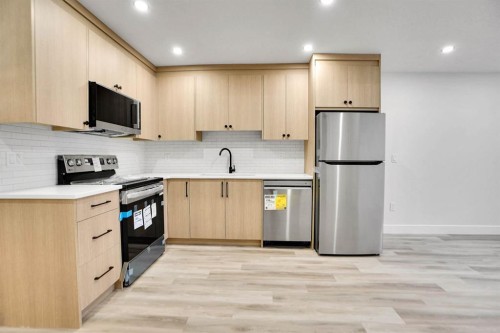8528 47 Avenue Nw, Calgary, AB - Indoor Photo Showing Kitchen With Stainless Steel Kitchen