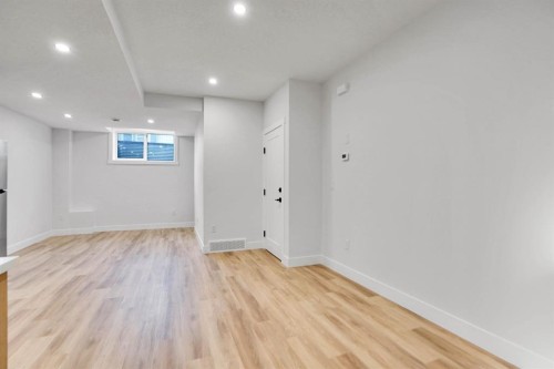 8528 47 Avenue Nw, Calgary, AB - Indoor