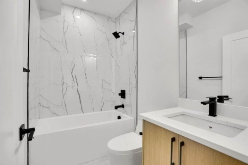 8528 47 Avenue Nw, Calgary, AB - Indoor Photo Showing Bathroom