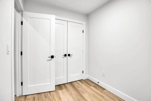 8528 47 Avenue Nw, Calgary, AB - Indoor Photo Showing Other Room