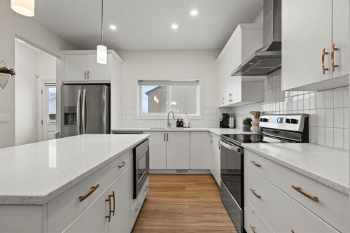 10 Emberside Link, Cochrane, AB - Indoor Photo Showing Kitchen With Stainless Steel Kitchen With Upgraded Kitchen