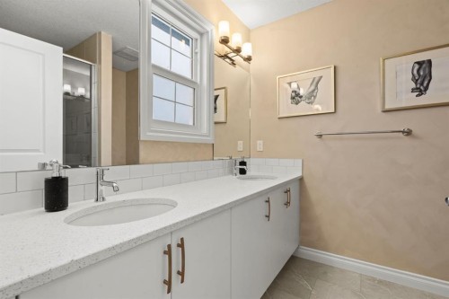 10 Emberside Link, Cochrane, AB - Indoor Photo Showing Bathroom