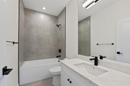 2436 30 Avenue Sw, Calgary, AB - Indoor Photo Showing Bathroom