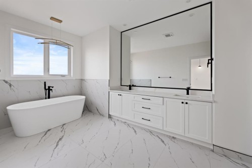 2436 30 Avenue Sw, Calgary, AB - Indoor Photo Showing Bathroom