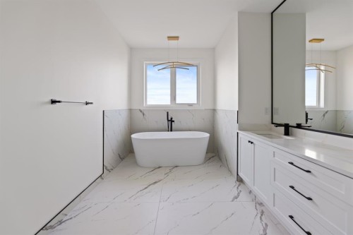 2436 30 Avenue Sw, Calgary, AB - Indoor Photo Showing Bathroom