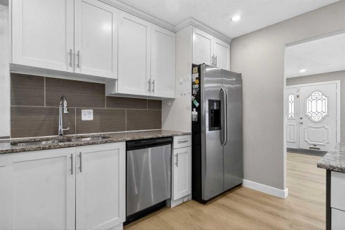 415 Templeton Road Ne, Calgary, AB - Indoor Photo Showing Kitchen With Upgraded Kitchen