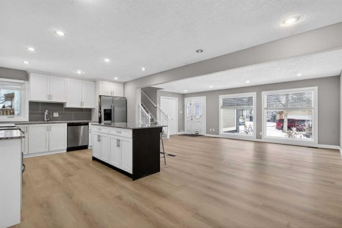 415 Templeton Road Ne, Calgary, AB - Indoor Photo Showing Kitchen