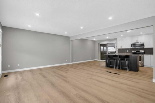 415 Templeton Road Ne, Calgary, AB - Indoor Photo Showing Other Room